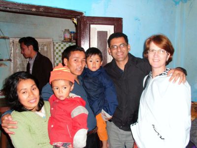 Links das Ehepaar mit ihren beiden Söhnen in Darjeeling / Rechts ein Missionarsehepaar aus Brasilien