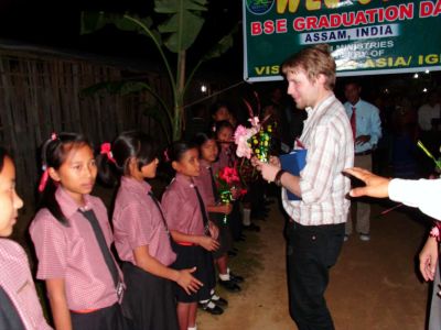 Frank mit einigen der Grundschüler