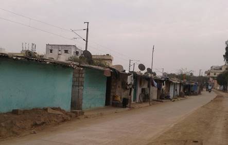 Keine Toilette, dafür aber Fernseher in den Slum-ähnlichen Hütten