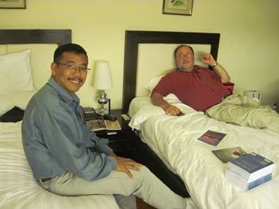 Athem Chothe und Hans im Hotelzimmer in Kathmandu 