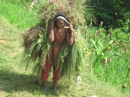 In den Dörfern müssen Frauen oft Schwerstarbeit leisten
